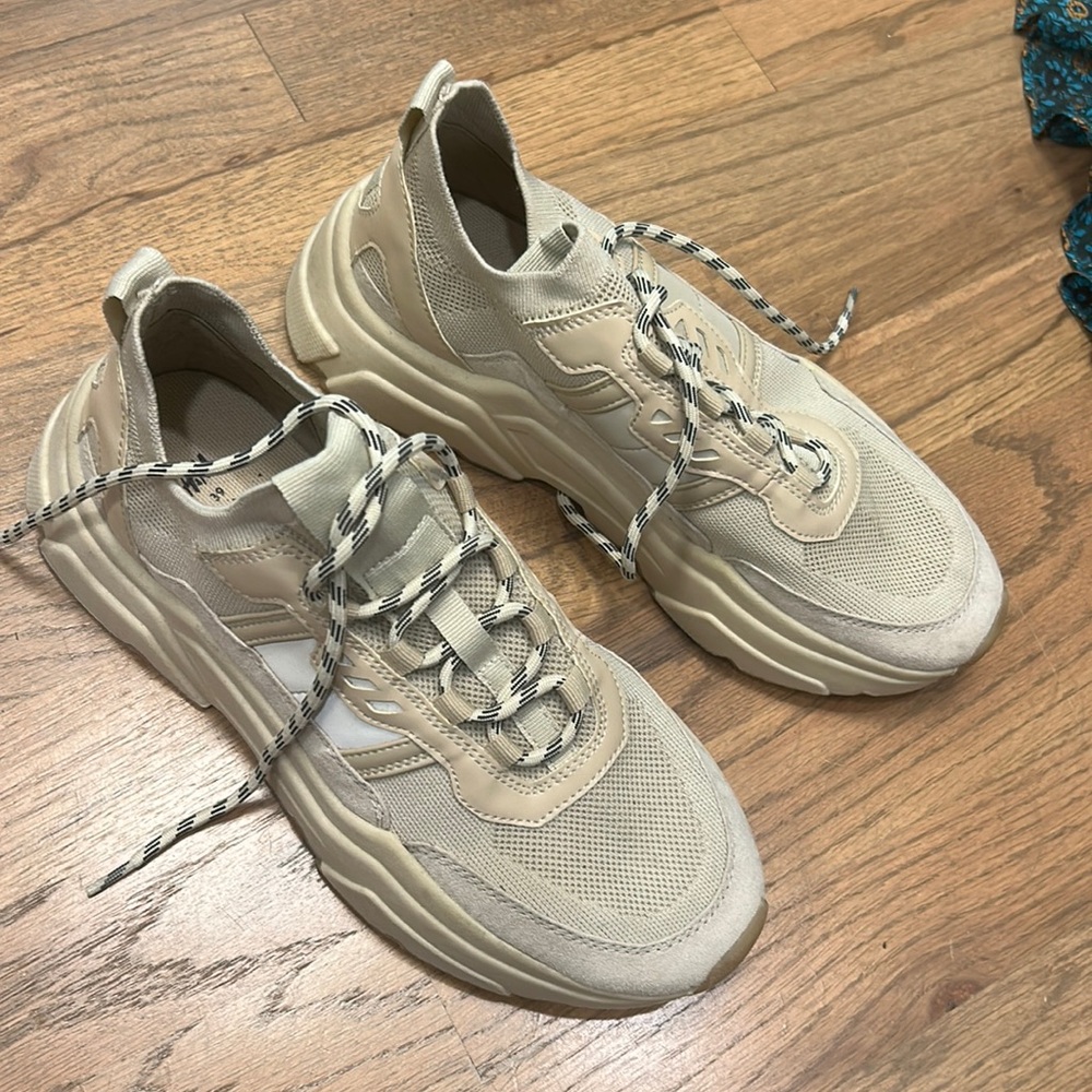 Brand new never worn. Nude shoes. SIZE 39 or 8